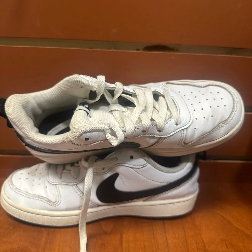 Nike White Classic Sneakers Low-Top Minimalist Design